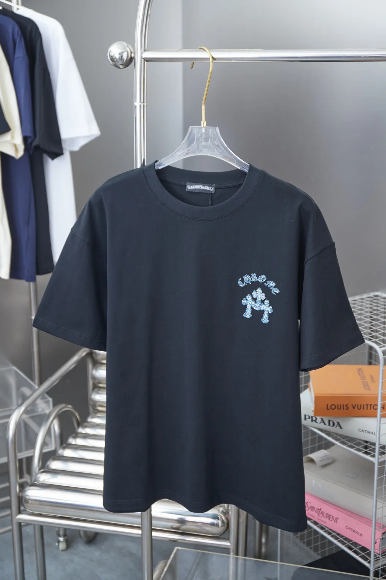 🅿️200 Chrome Hearte 25SS early spring new model, denim printed hot rhinestone short sleeves, light luxury, essential item for daily commuting for men and women, correct version, welcome to compare, detailed features · 280g 100% pure cotton double yarn jersey fabric · Custom dyed in the same cylinder, special thickened 32 pieces double-strand 1X1 thread · Denim laser burnt Chrome heart pattern ➕ Imported Australian diamonds · Double needle stitching and cross-stitch technology · Original main mark, washed tag, brand moisture-proof paper packaging Color: black/white Size: S/M/L/XL